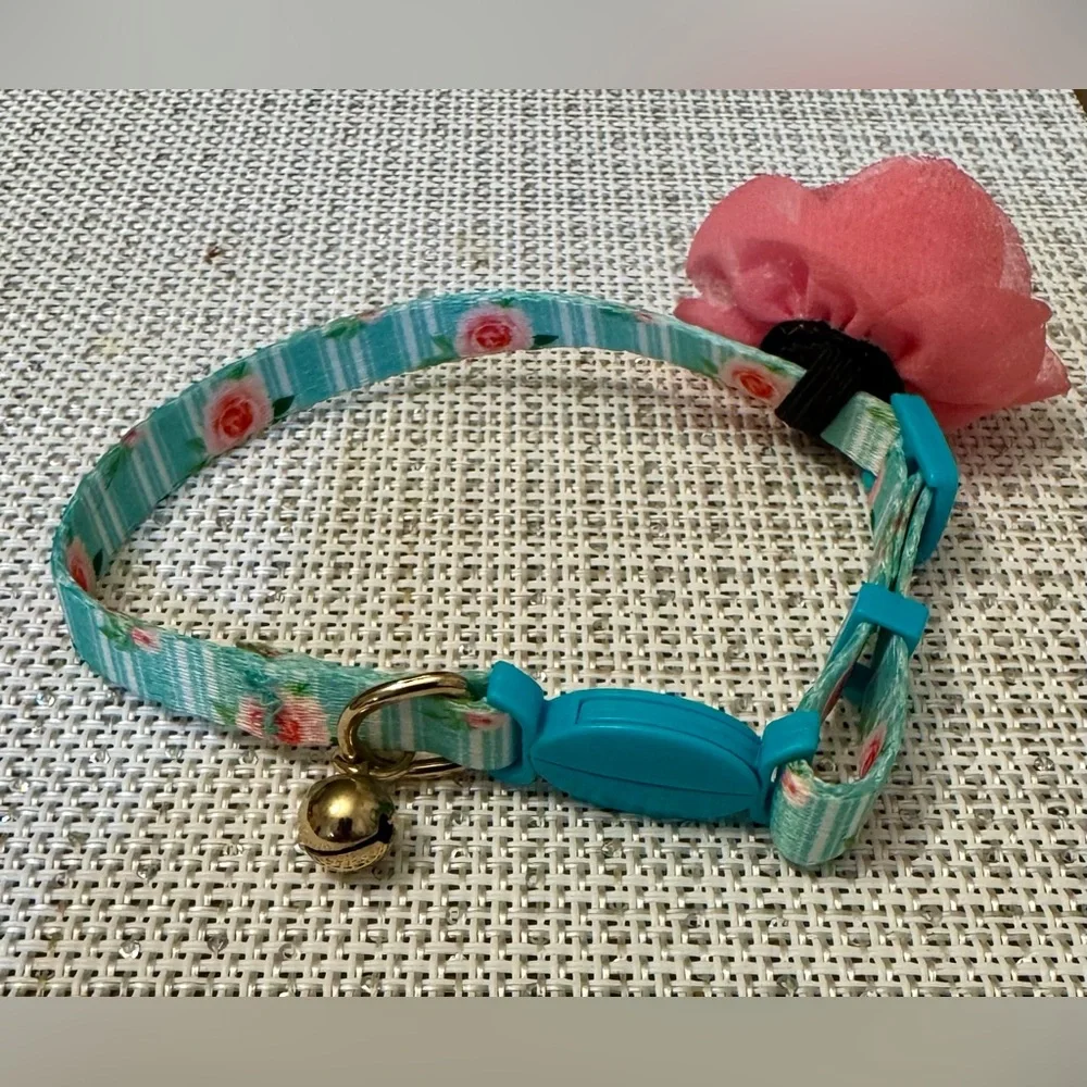 This floral collar is decorated with a rose and is suitable for small dogs and